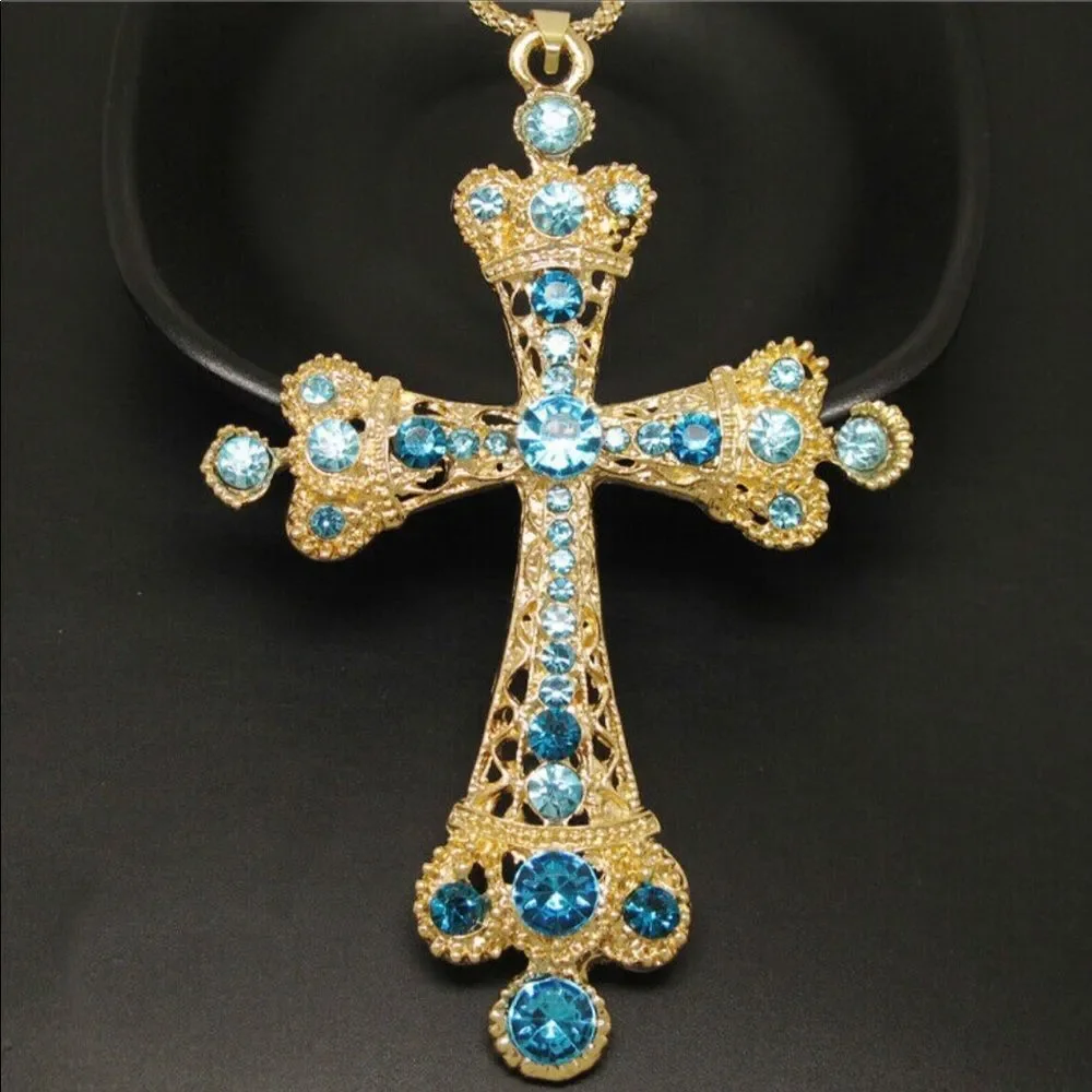 ✨ Betsey Johnson stunning crystal embellished cross necklace/pendant ✨